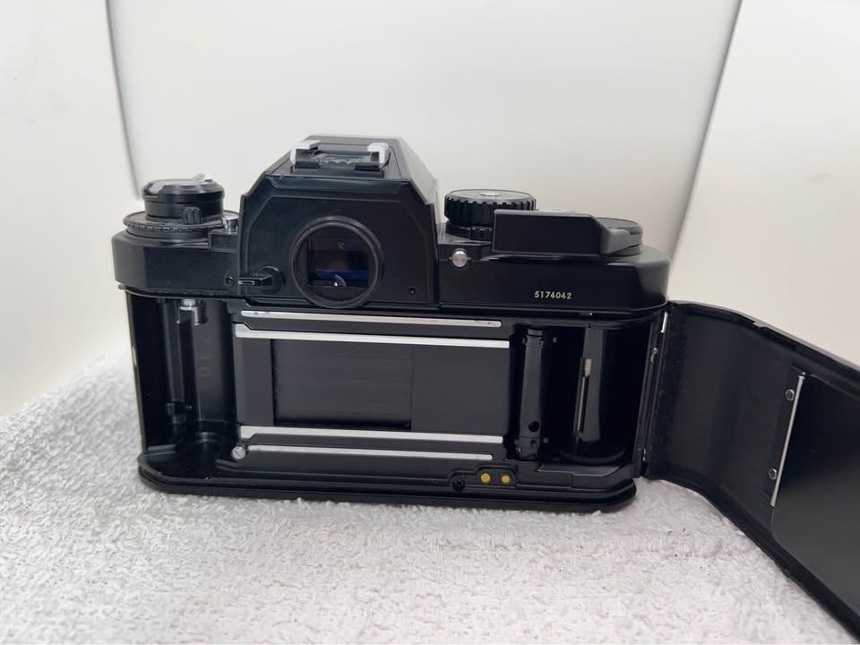 Nikon FA in Black w/Nikon 50mm F1.8 Series E AI-S Lens. Extra Focusing Screen